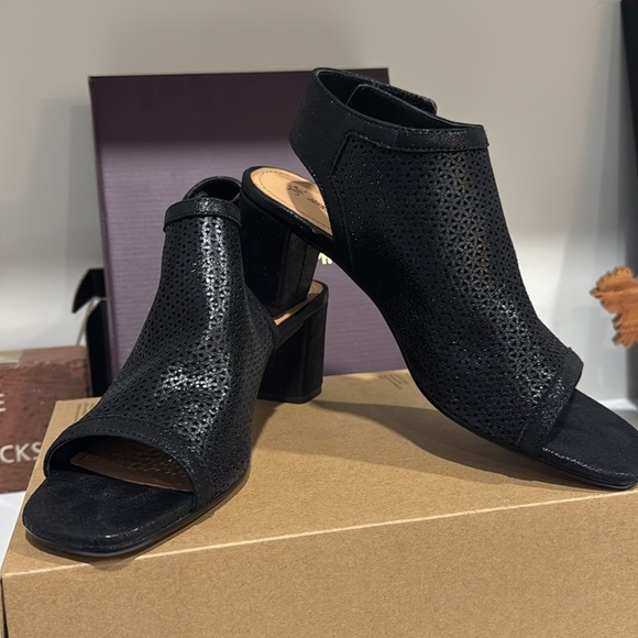 7.5 M open toe bootie. Perfect for fall 🍁🍂 - Picture 2 of 7